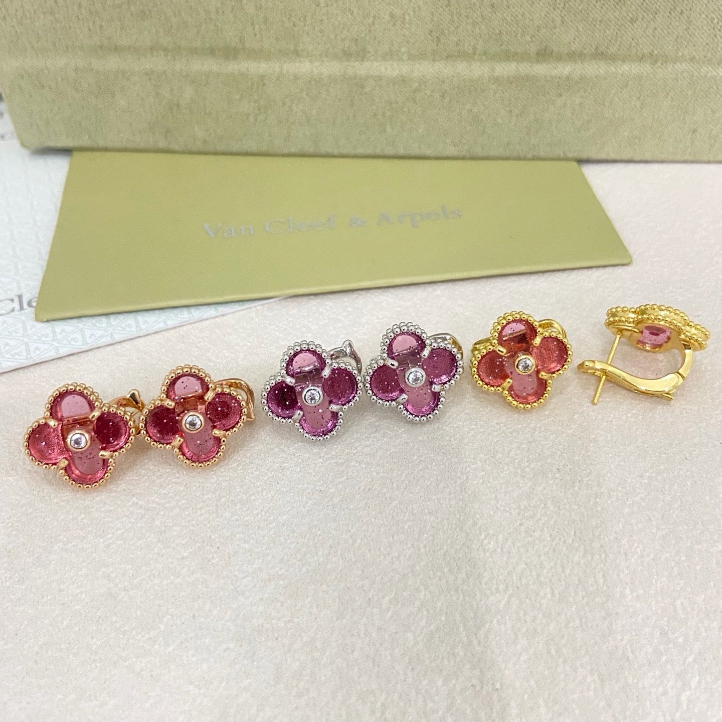 [⭐JeweliWhal]2026 NEW  CLOVER 1 MOTIFPINK ENAMEL STUD EARRINGS WITH DIAMONDS2