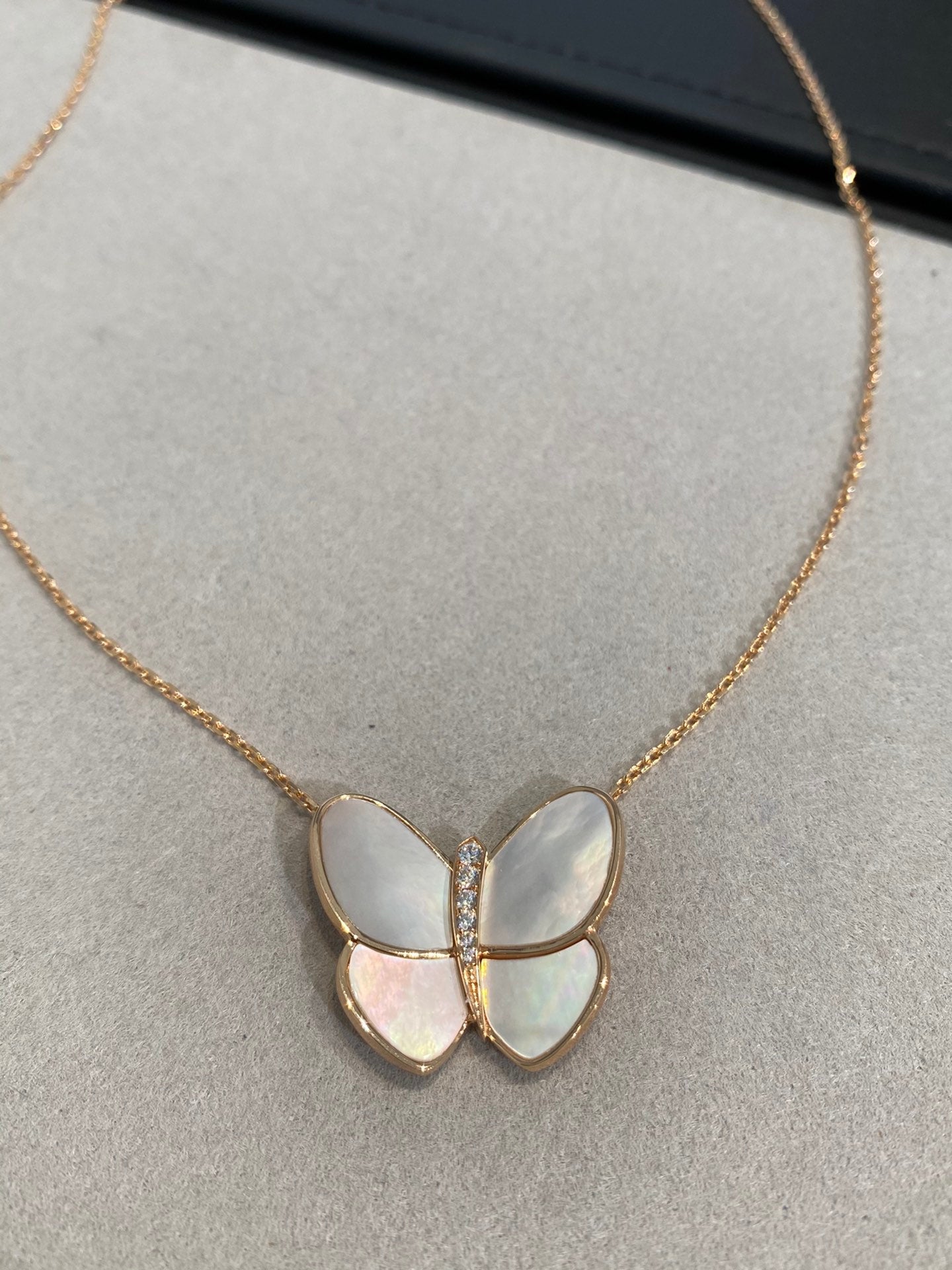 [LUXORA]BUTTERFLY GOLD MOP DIAMOND NECKLACE