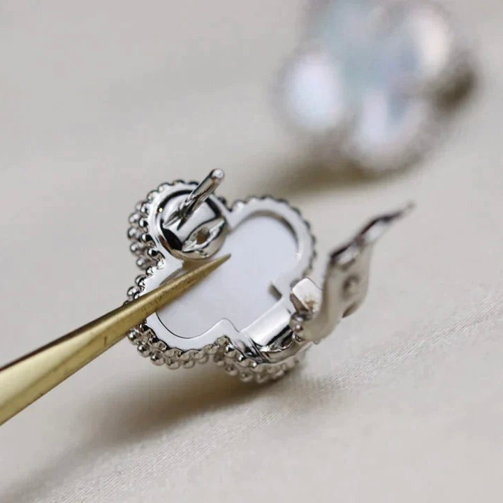 [LUXORA]CLOVER MEDIUM 1 MOTIFS  WHITE MOP EARRINGS SILVER