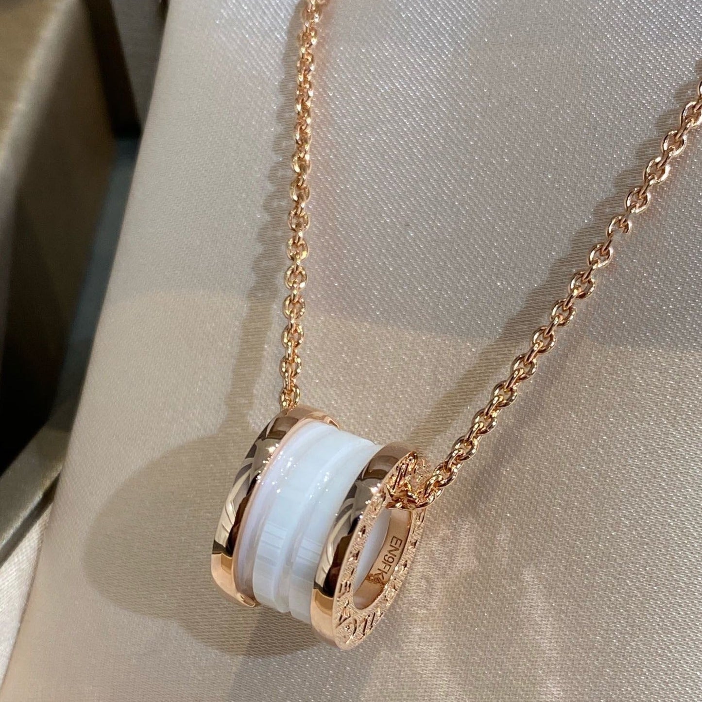 [LUXORA]ZERO 1 WHITE CERAMIC PINK GOLD NECKLACE