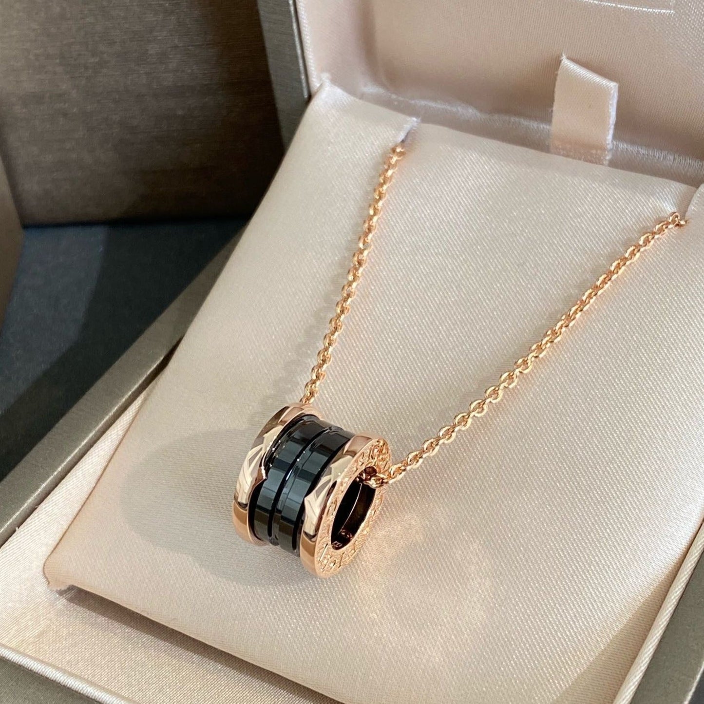[LUXORA]ZERO 1 BLACK CERAMIC PINK GOLD NECKLACE