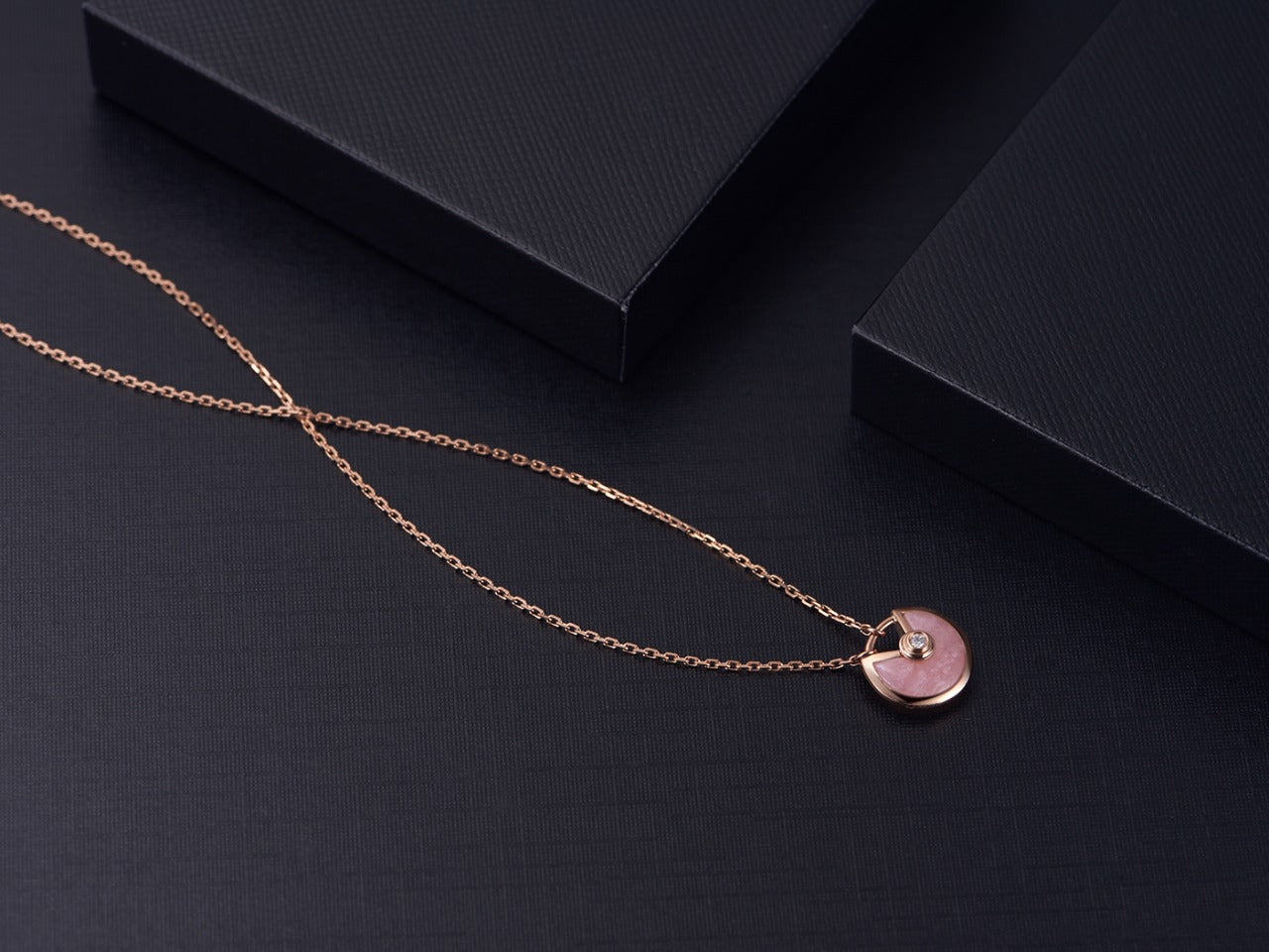[LUXORA]AMULETTE ROSE GOLD PINK MOP NECKLACE