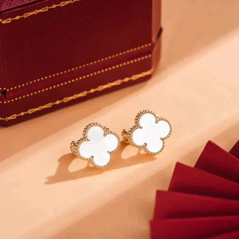 [LUXORA]CLOVER MEDIUM 1 MOTIFS  WHITE MOP STUD EARRINGS