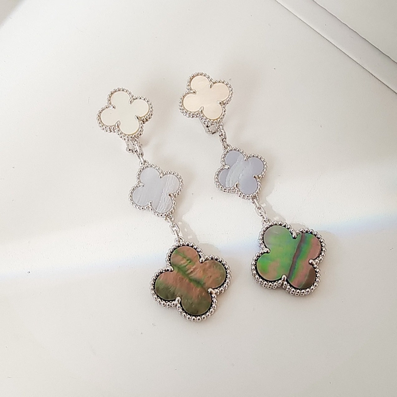 [LUXORA]CLOVER 3 MOTIFS CHALCEDONY DARK MOP SILVER EARRINGS