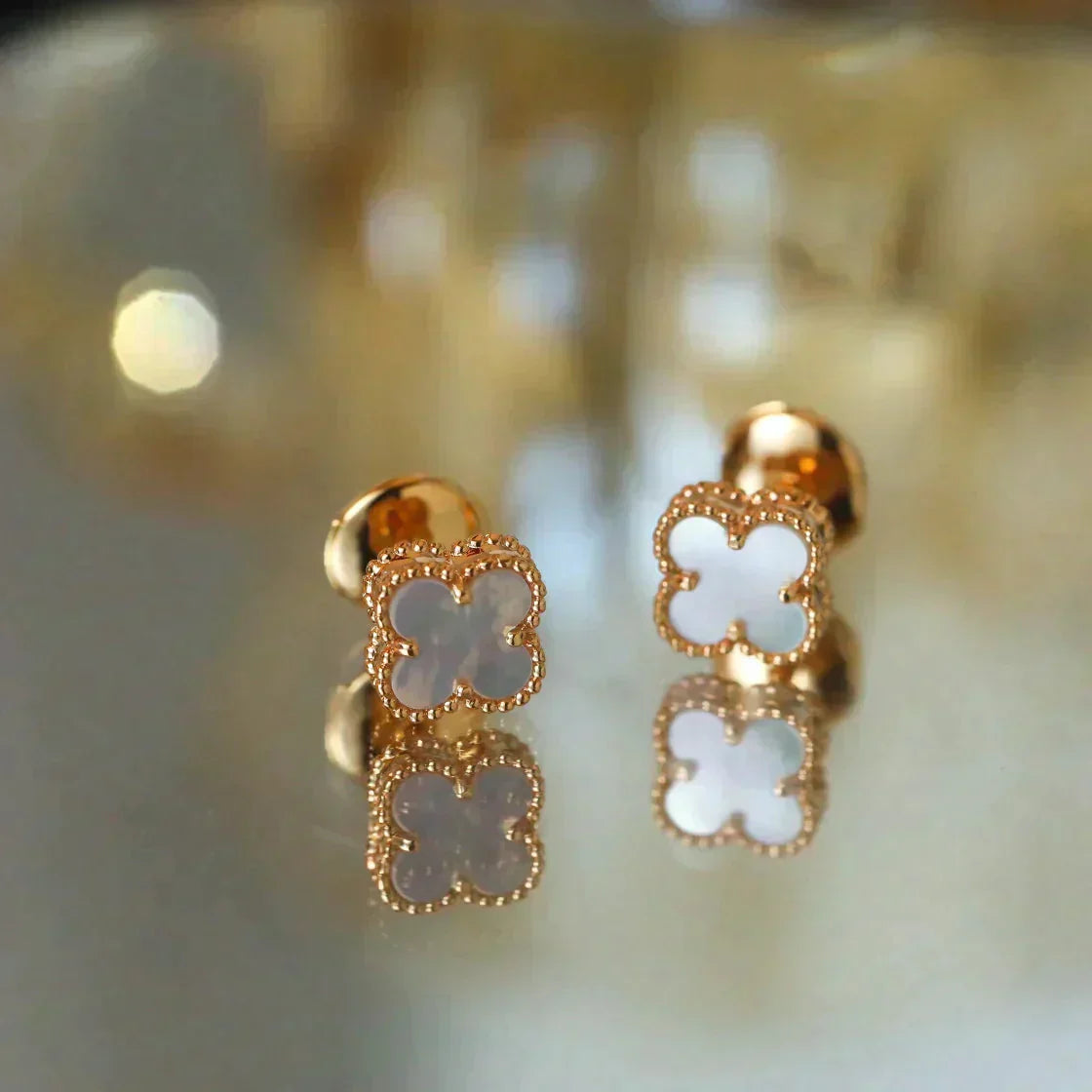 [LUXORA]CLOVER MINI 9.5MM WHITE MOP EARRINGS