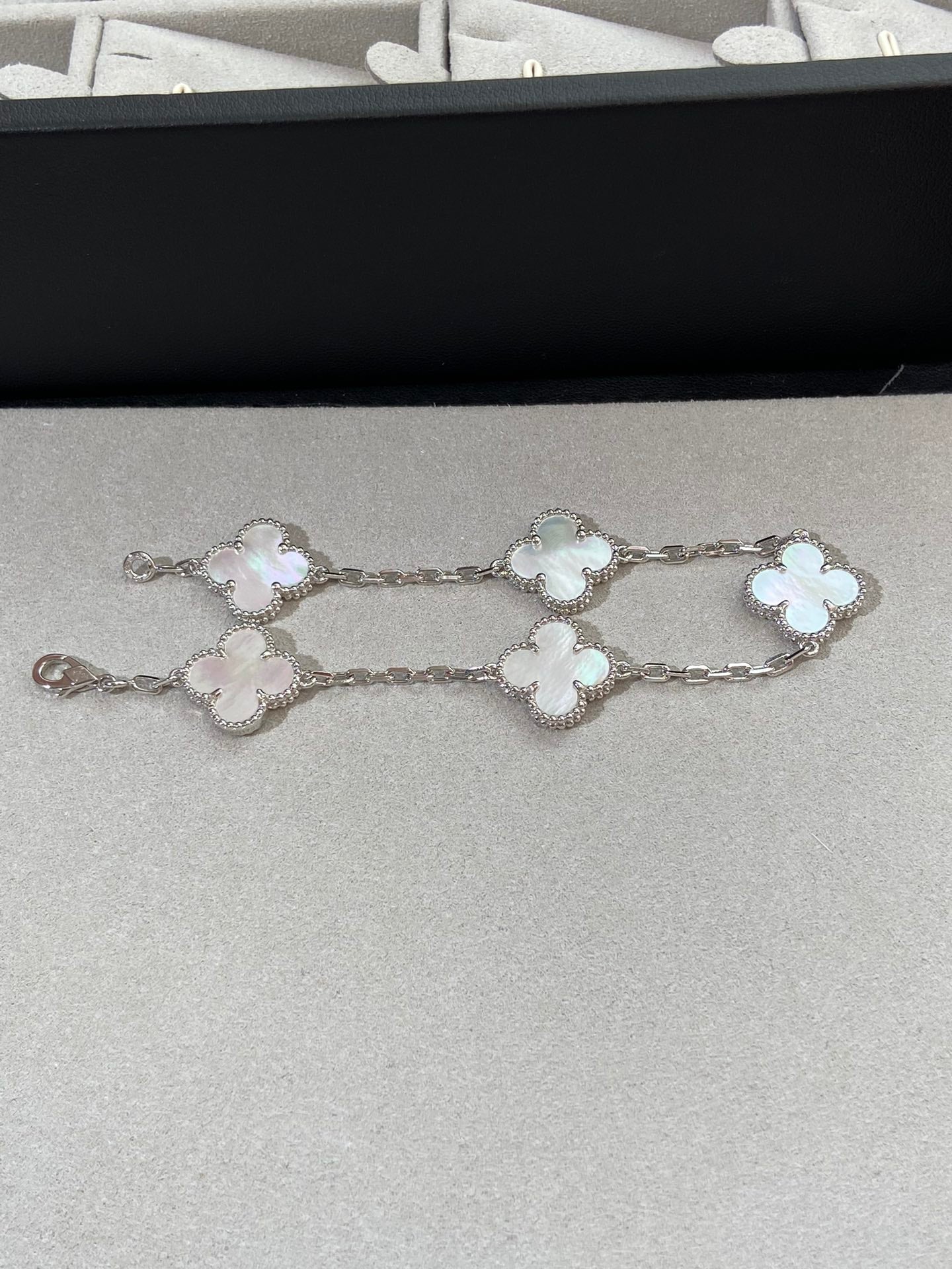 [LUXORA]CLOVER WHITE PEARL MOP 5 MOTIF BRACELET COLLECTION