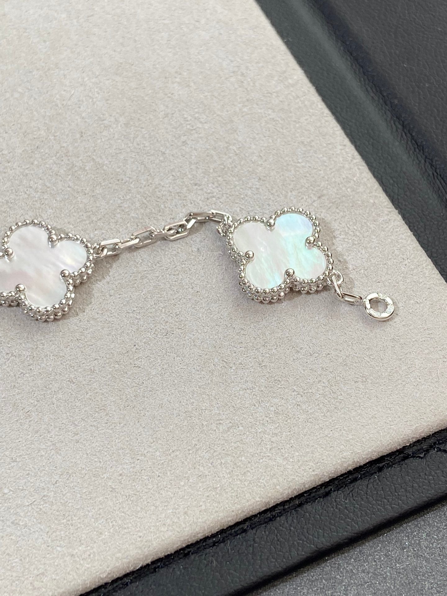 [LUXORA]CLOVER WHITE PEARL MOP 5 MOTIF BRACELET COLLECTION