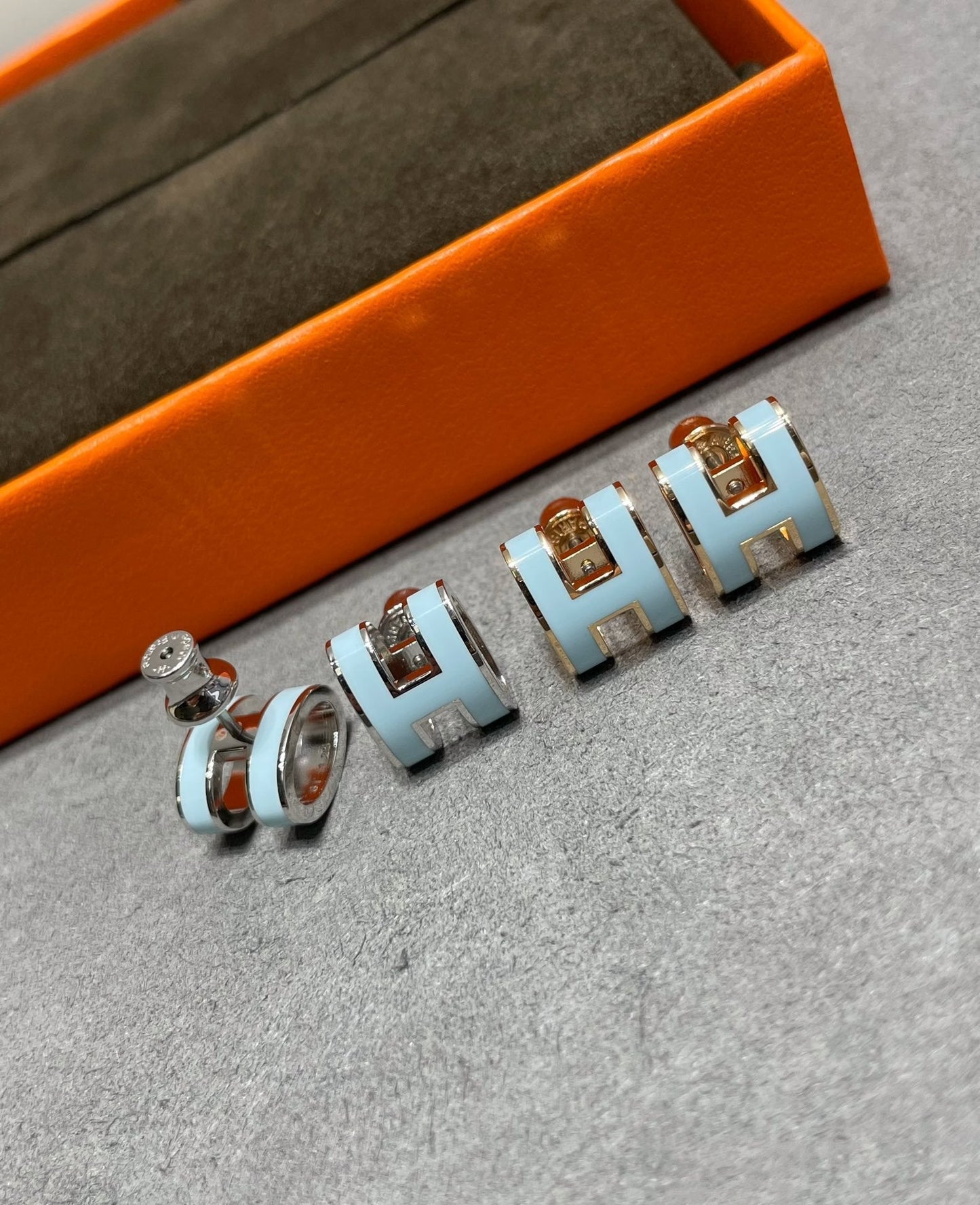 [LUXORA]POP H SKY BLUE STUD EARRINGS