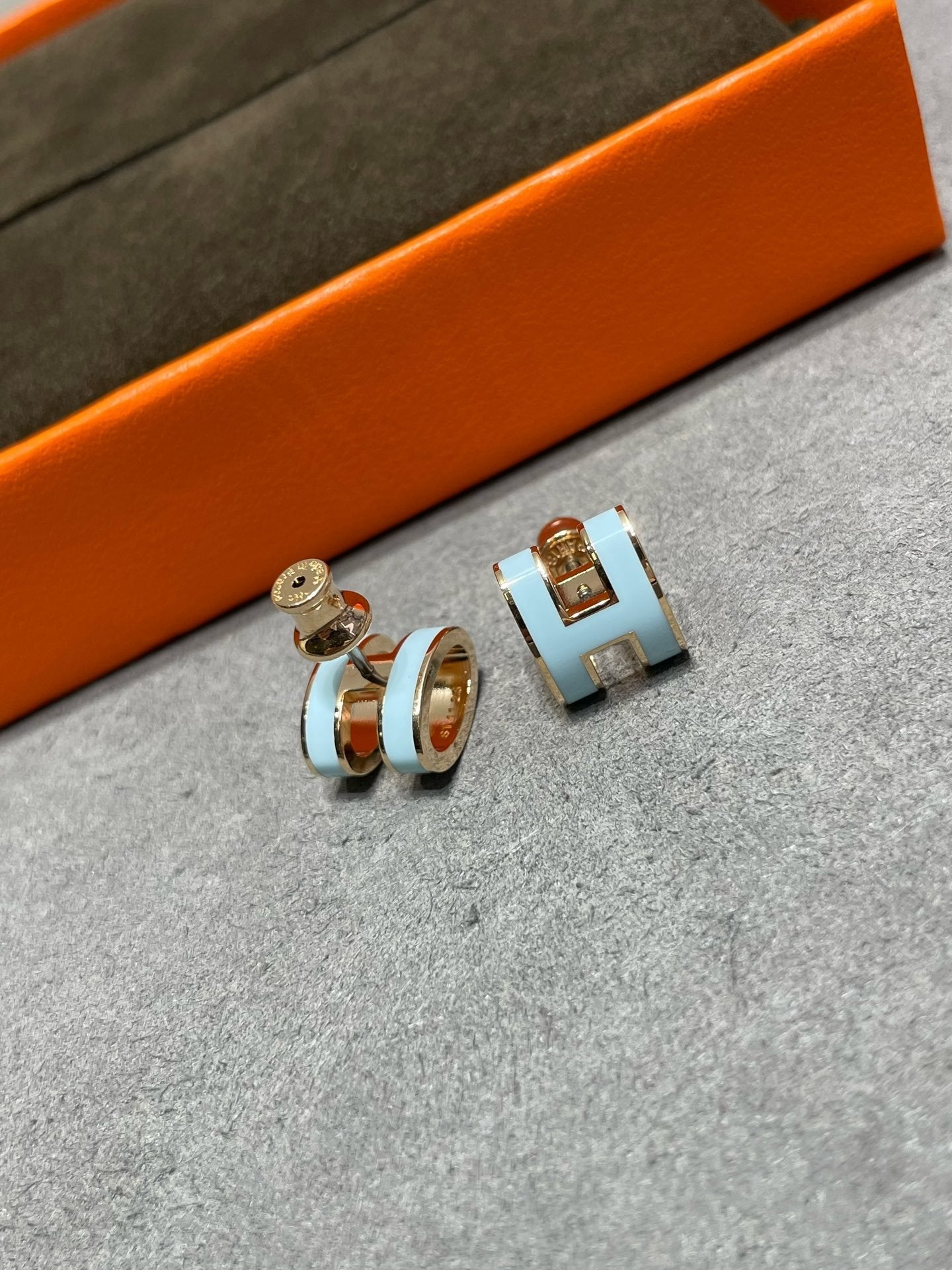 [LUXORA]POP H SKY BLUE STUD EARRINGS