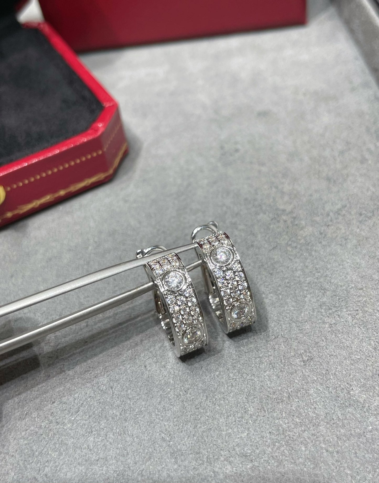 [LUXORA]LOVE 5.5MM DIAMOND PAVED EARRINGS