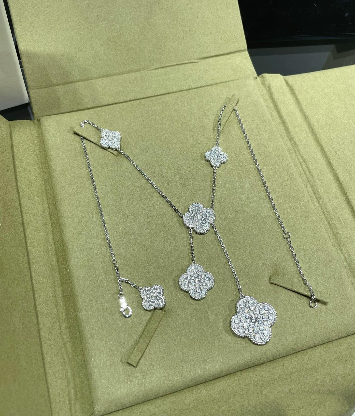 [LUXORA]CLOVER 6 MOTIF DIAMOND PAVED NECKLACE