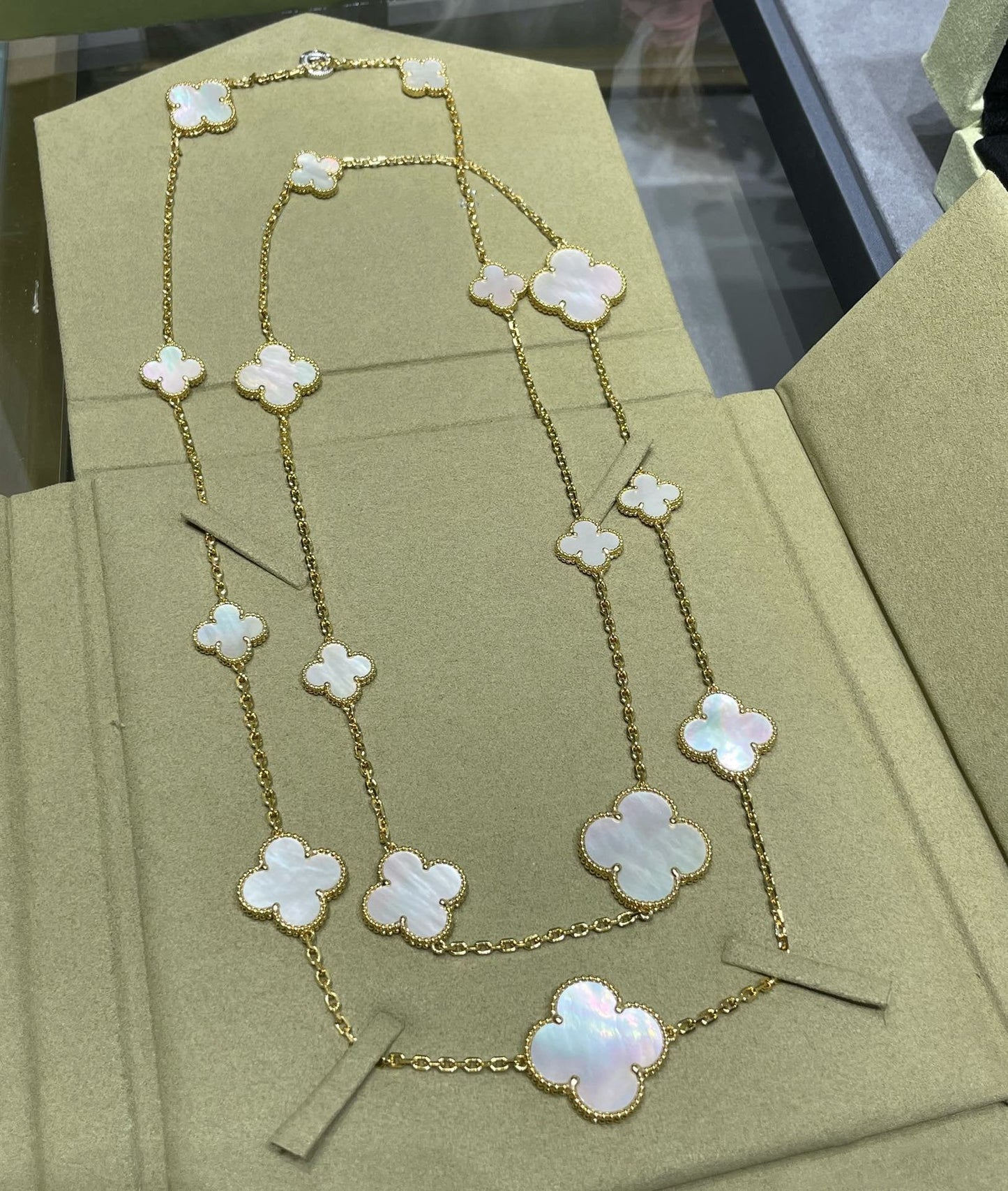 [LUXORA]CLOVER 16 MOTIF WHITE MOP GOLD NECKLACE
