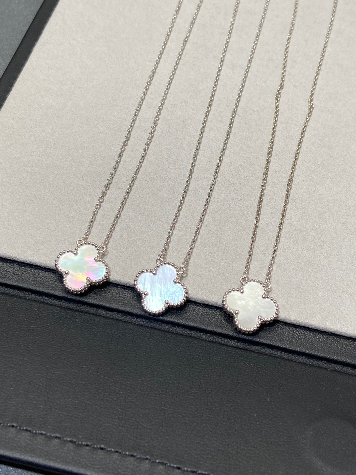 [LUXORA]CLOVER MEDIUM SILVER WHITE MOP NECKLACE