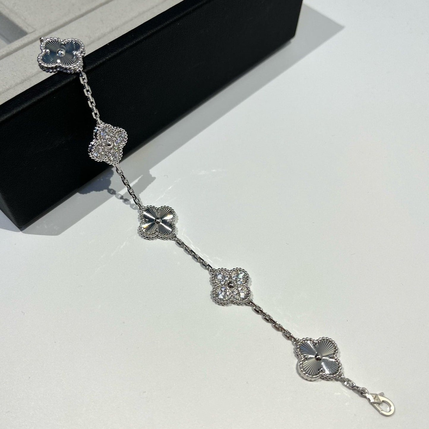 [LUXORA] CLOVER 5 MOTIF LASER BRACELET COLLECTION