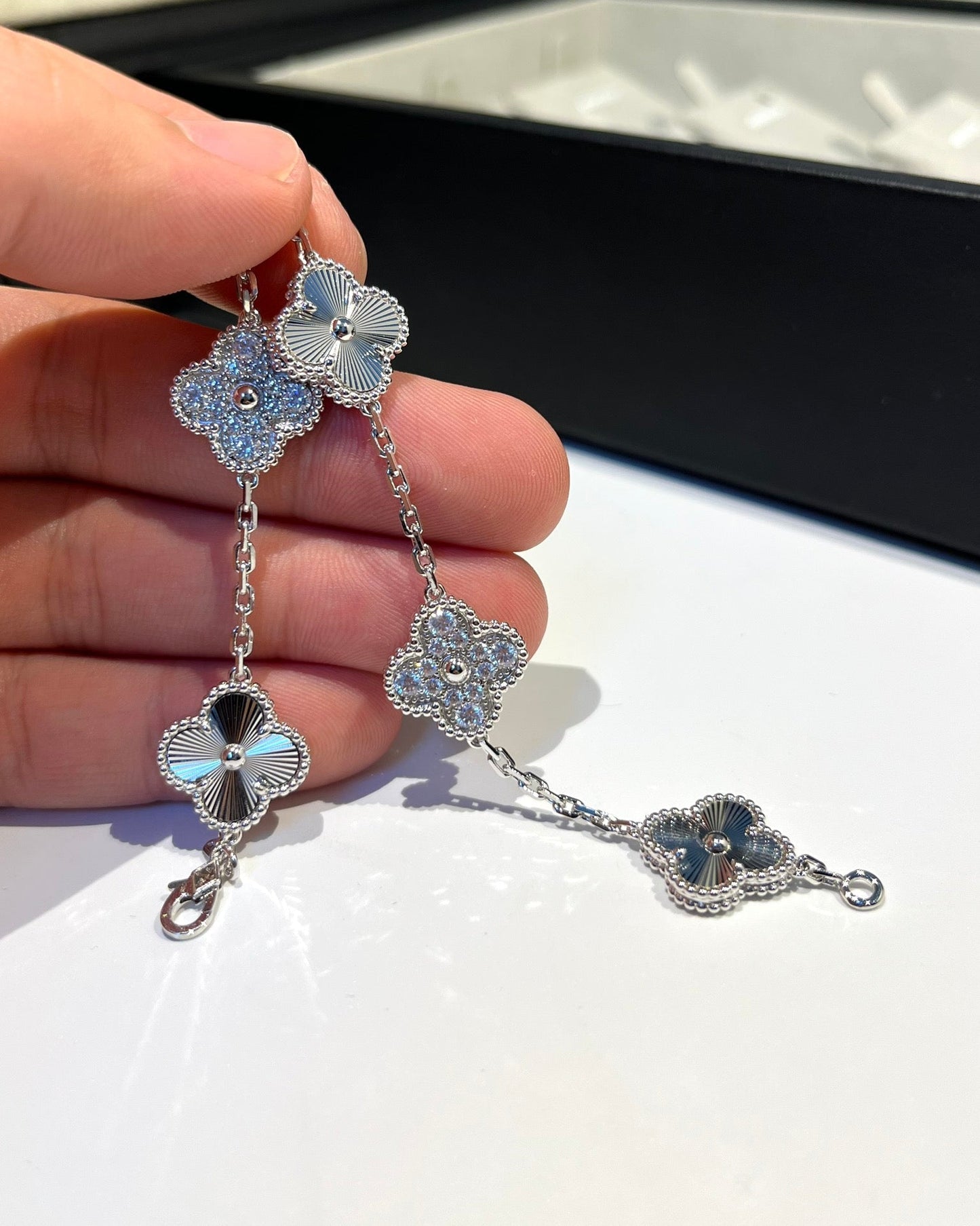 [LUXORA] CLOVER 5 MOTIF LASER BRACELET COLLECTION
