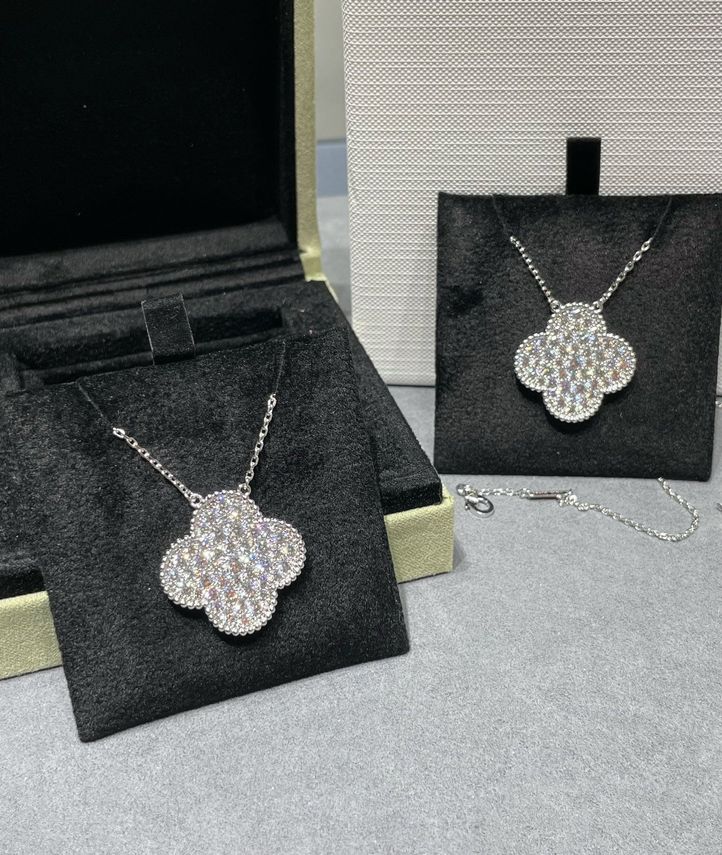 [LUXORA]CLOVER 25MM LARGE PENDANT DIAMOND PAVED SILVER NECKLACE