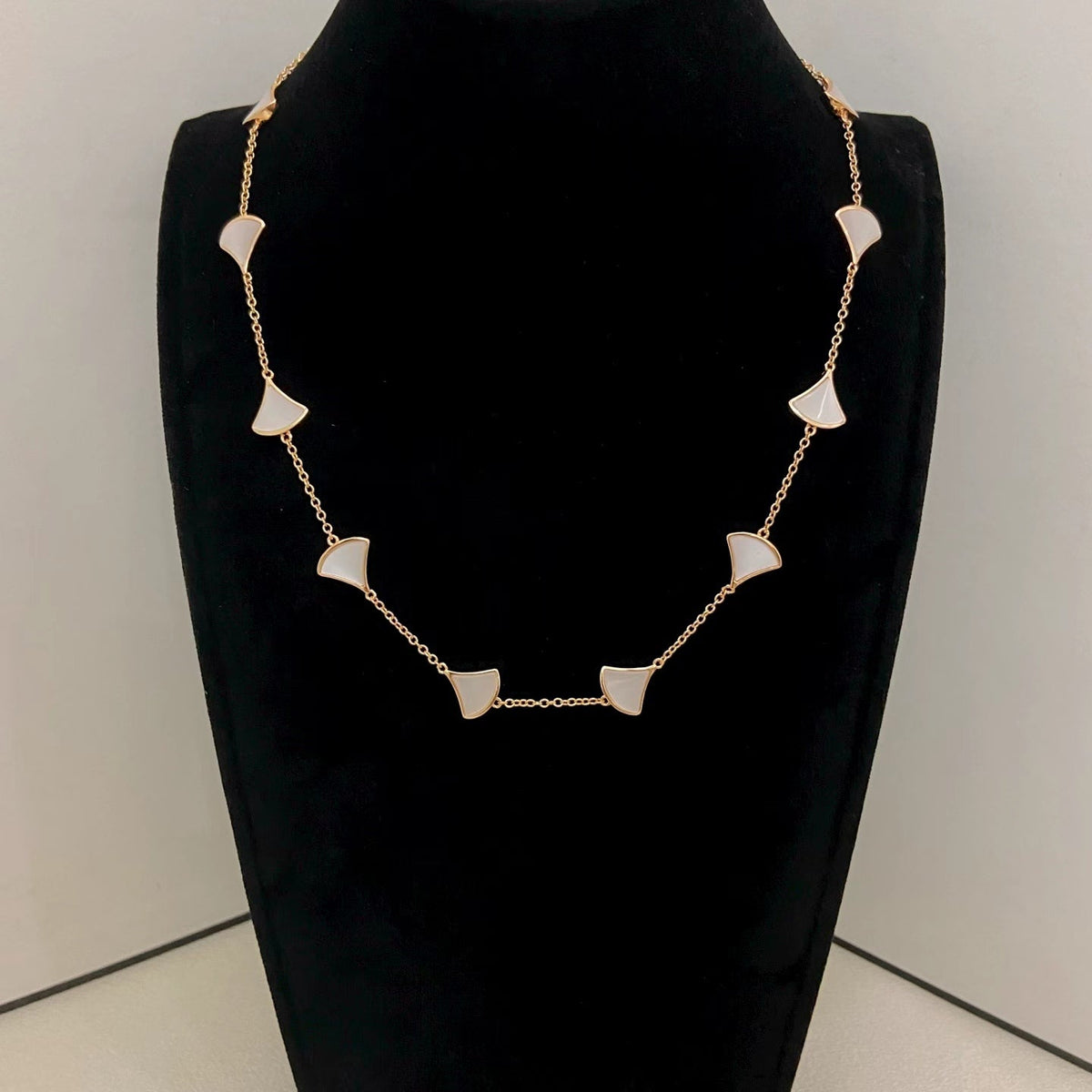[⭐JeweliWhal]NEW ARRIVAL: TEN-FLOWER DRESS AND GOLD NECKLACE