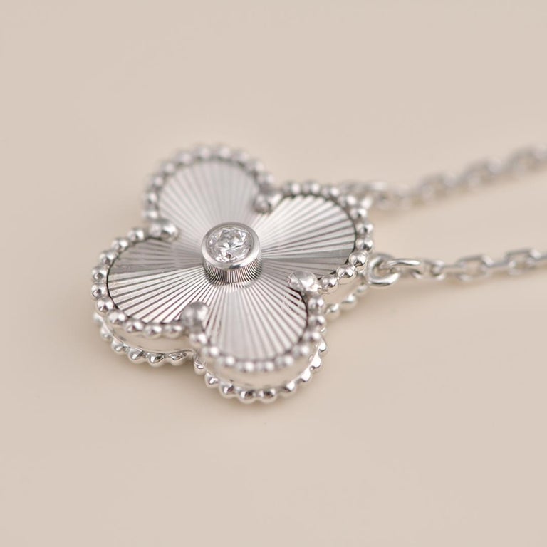 [LUXORA]CLOVER  15MM DIAMOND LASER NECKLACE SILVER