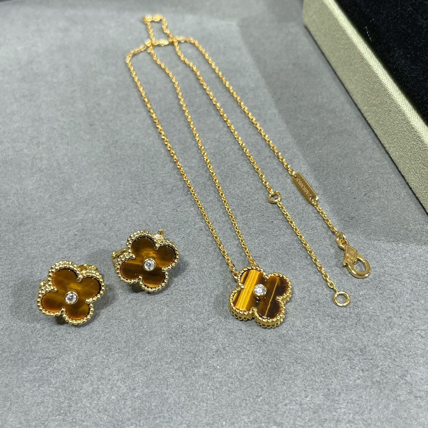 [LUXORA]CLOVER 15MM DIAMOND AND YELLOW TIGER'S EYE AGATE necklace