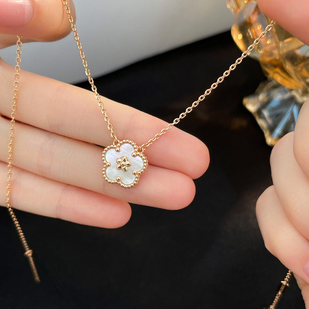 [LUXORA]LUCKY  WHITE MOP  PLUM BLOSSOM NECKLACE