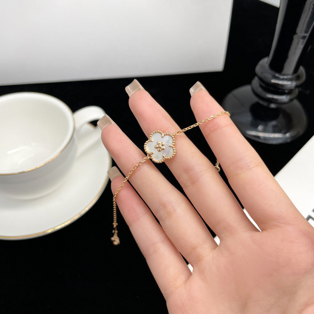 [LUXORA]LUCKY  WHITE MOP  PLUM BLOSSOM NECKLACE