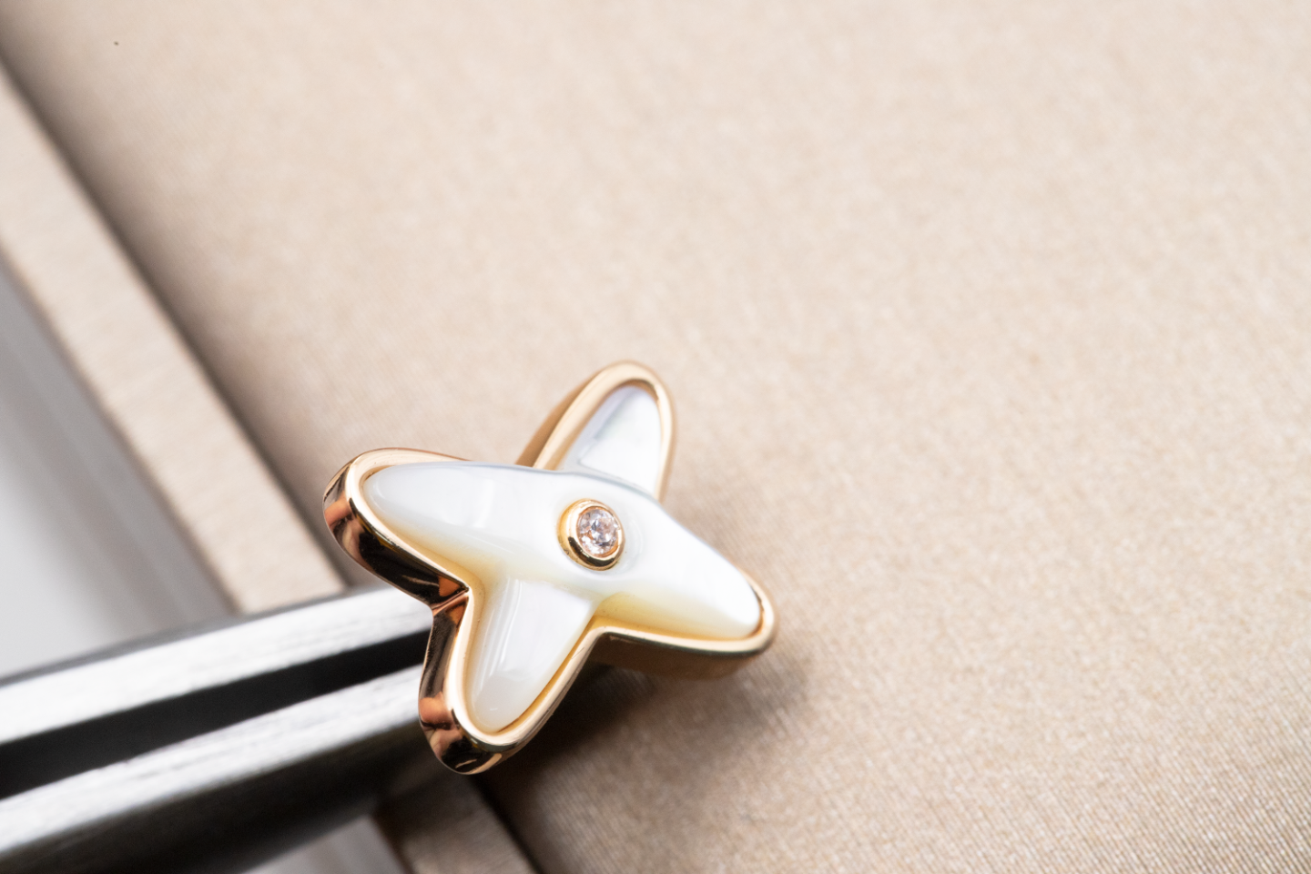 [LUXORA]JEUX DE WHITE MOP PINK GOLD DIAMOND EARRINGS