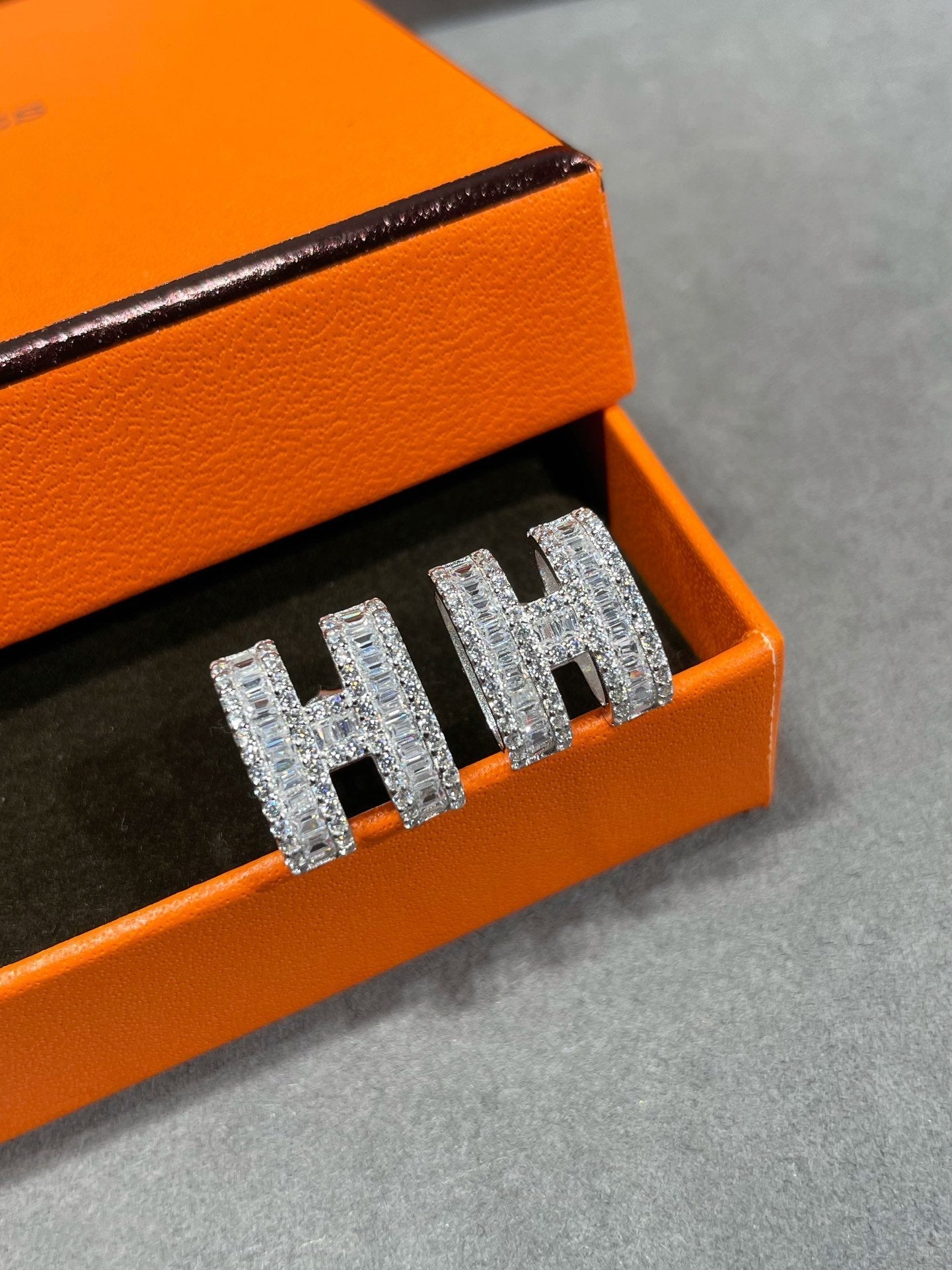 [LUXORA]H STUD EARRINGS WITH SILVER DIAMONDS