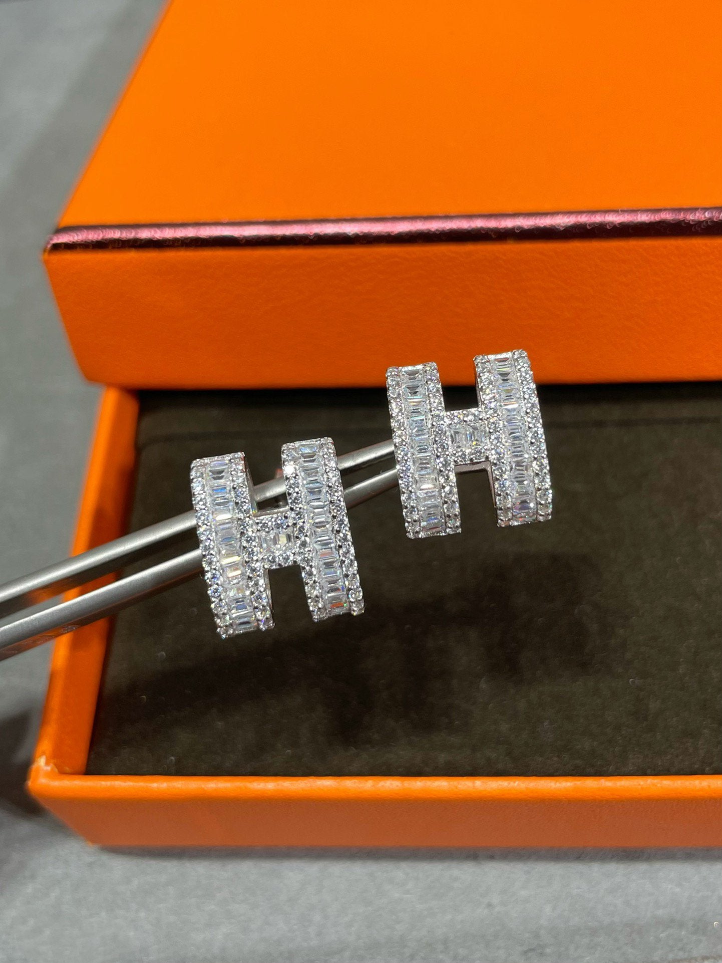 [LUXORA]H STUD EARRINGS WITH SILVER DIAMONDS