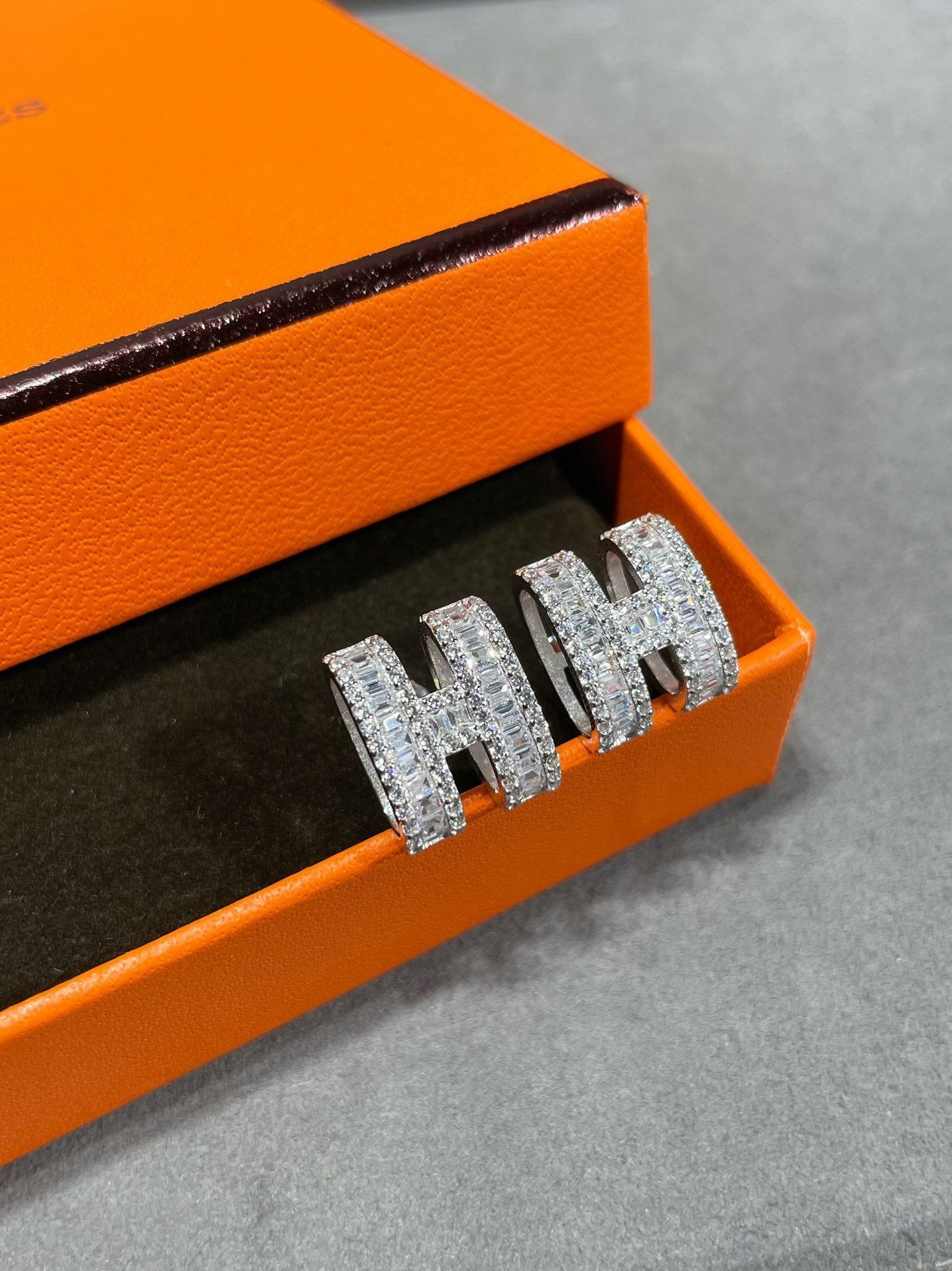 [LUXORA]H STUD EARRINGS WITH SILVER DIAMONDS