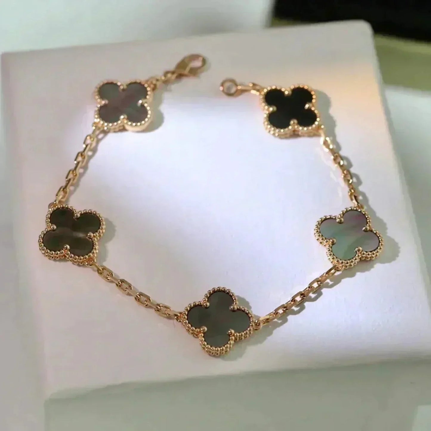 [LUXORA] CLOVER 5 MOTIF GRAY MOP BRACELET COLLECTION