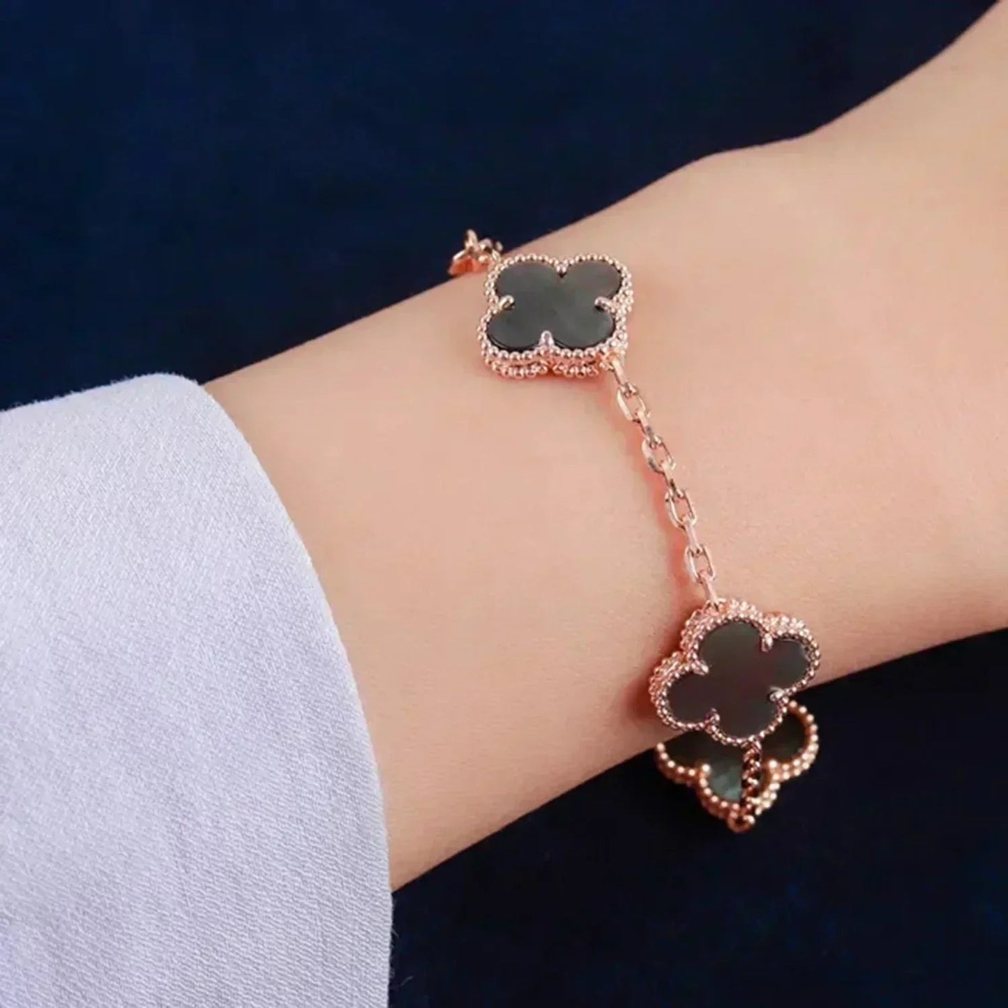 [LUXORA] CLOVER 5 MOTIF GRAY MOP BRACELET COLLECTION