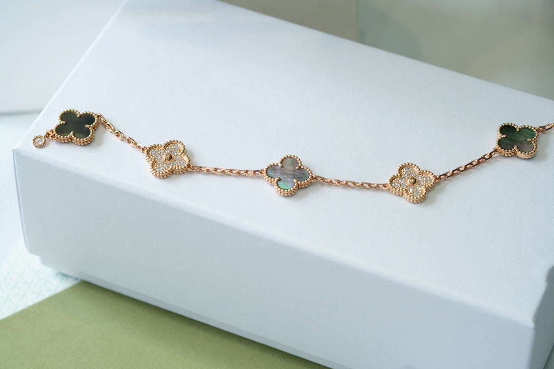 [LUXORA] CLOVER 5 MOTIF GRAY MOP BRACELET COLLECTION