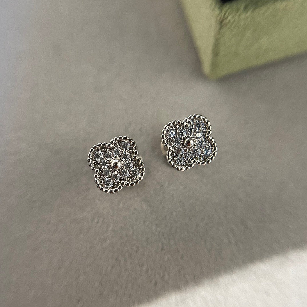 [LUXORA]CLOVER MINI DIAMOND STUD EARRINGS