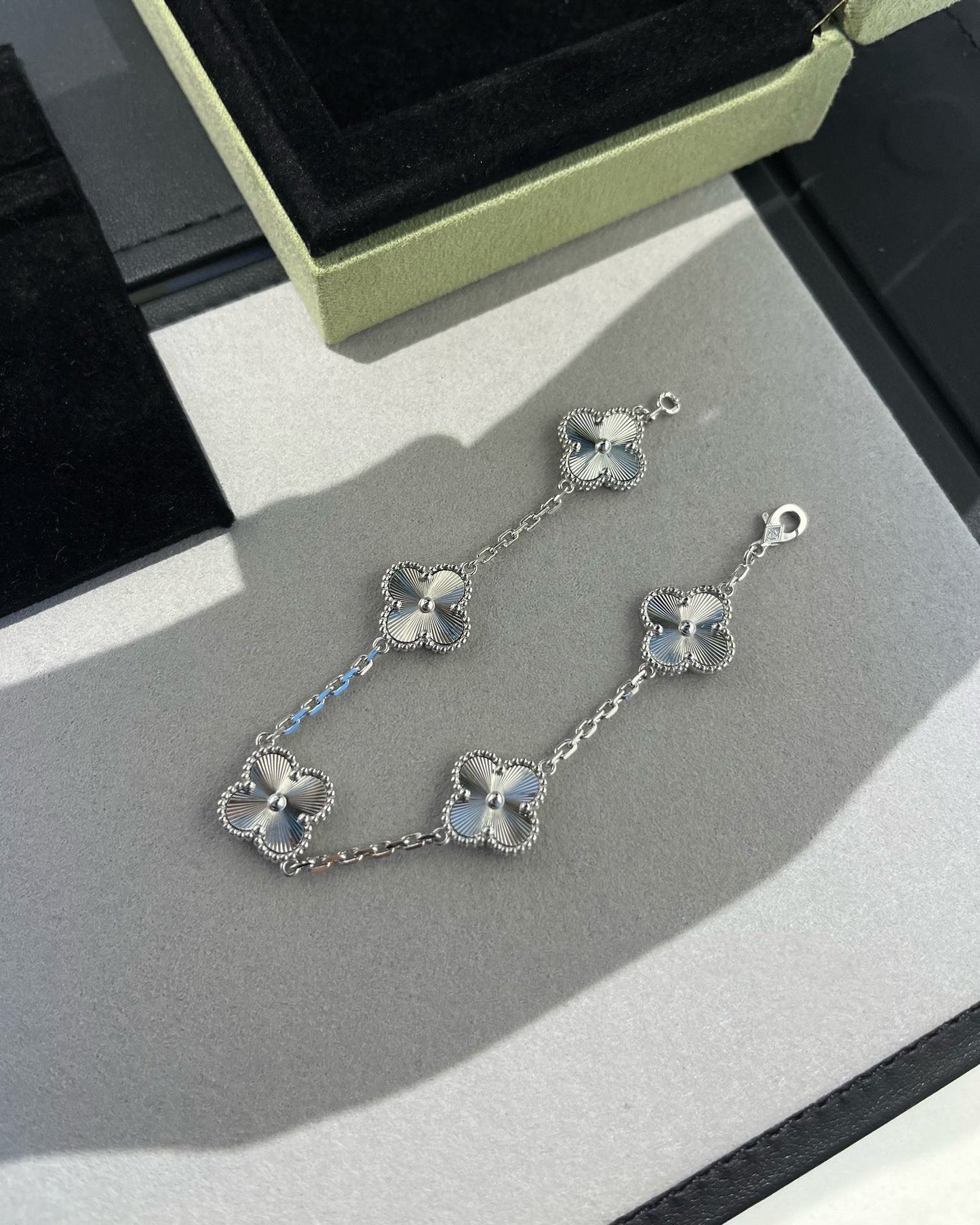 [LUXORA] CLOVER 5 MOTIF LASER BRACELET COLLECTION
